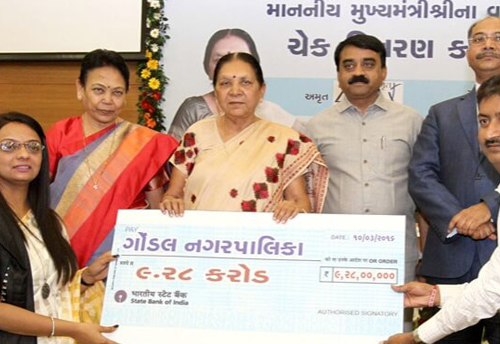 Guj CM disburses grants worth Rs. 413 Crore for developing infra and facilities in 31 cities
