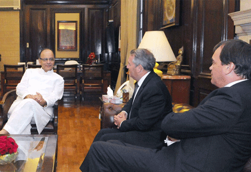 India discusses FTA, investment issues with UK
