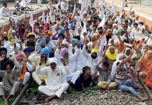 Mohali industries urge farmers to lift dharna from railway tracks