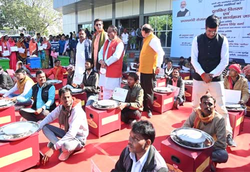 MSME Minister unveils KVIC training and employment program in Jhansi
