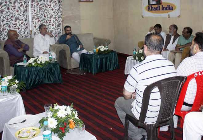 KVIC Chairman Manoj Kumar meets representatives of Khadi Institutions of Kashmir