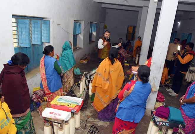 KVIC Chief assures Khadi artisans minimum monthly pension under PM-SYM