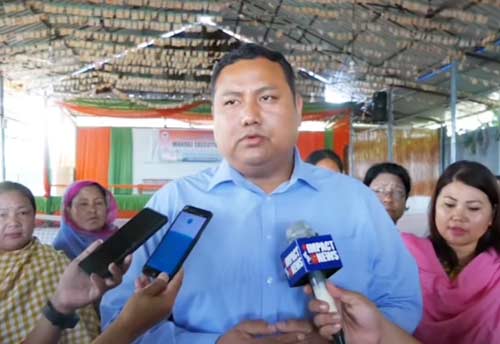 Manipur Textiles department distributes weaving looms in Khurai to promote handlooms