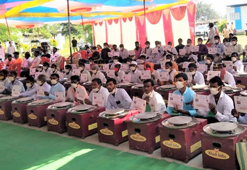 Nitin Gadkari distributes electric potter wheels to 100 families
