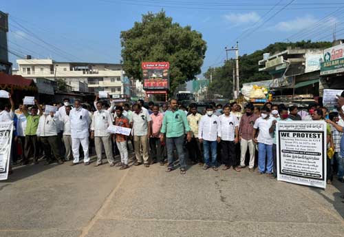 Andhra Pradesh Textiles Federation holds protest demanding uniform GST rate