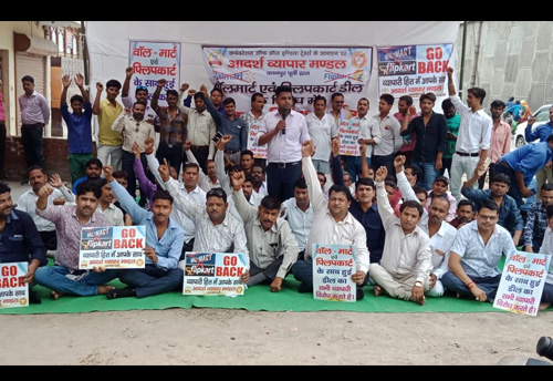 10 lakh traders from 500 cities stage protect today against Walmart-Flipkart deal