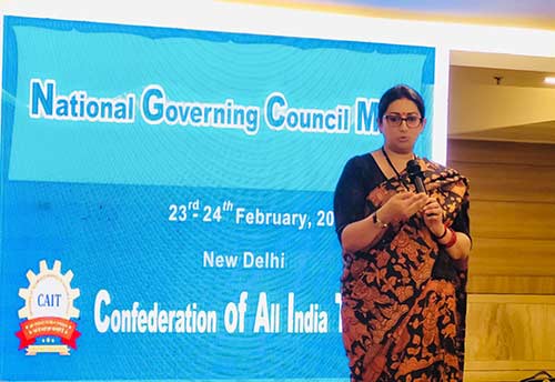Union Minister Smriti Irani encourages traders for digitization to gain competitive edge globally