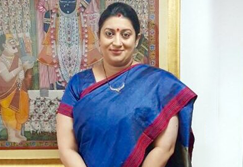 Share your look in handloom attire & tag 5 people, appeals Smriti Irani