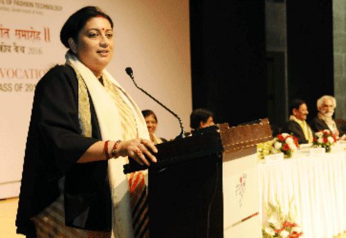 Smriti Irani speaks at NIFT about importance of Technical Textiles, Textile Machinery