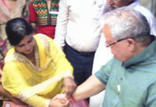 Kalraj Mishra celebrates Rakhi with Deoria residents; distributes PMSBY policy 