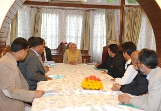 PM meets flood affected people including delegations from industry in Srinagar