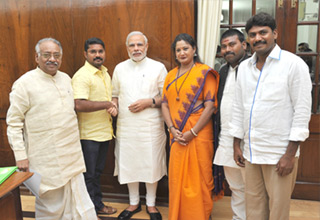 Delegation of weavers from AP, Telangana calls upon PM Modi